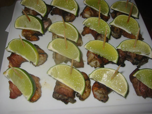 shrimp wrapped in bacon with lime